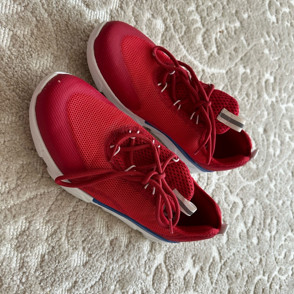 Red sneakers - Picture 3 of 6